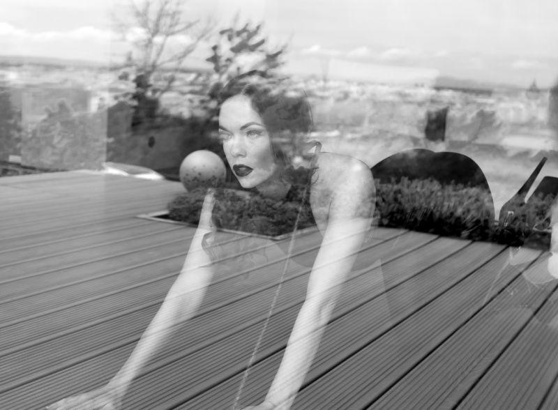 性感的美女趴在地上