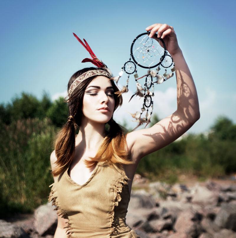 在屋外拿着羽毛物品的女巫师