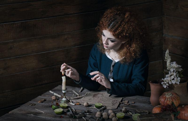 在黑暗的环境中准备魔法药水的女巫师