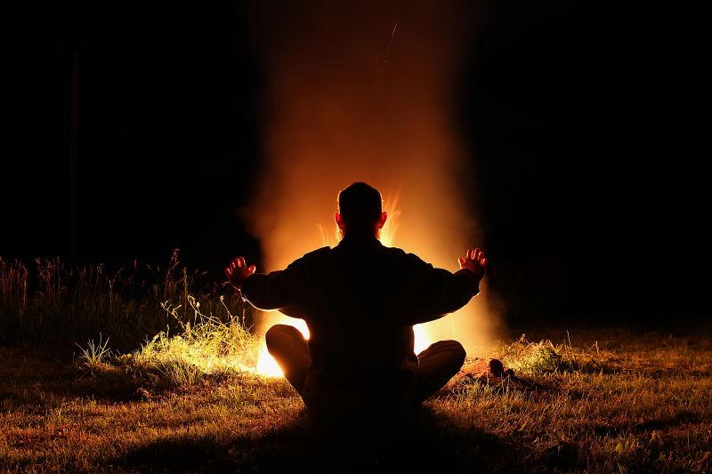 坐在篝火旁边的巫师