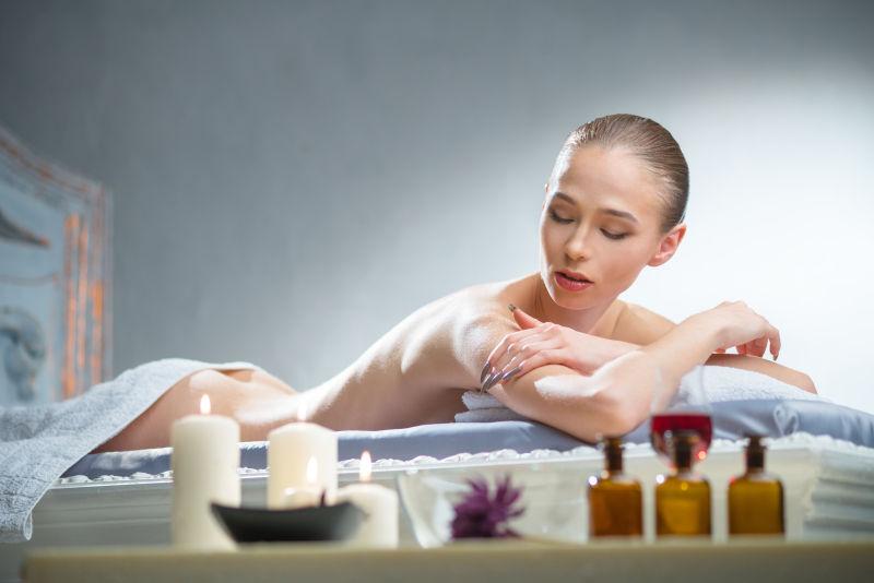 温泉沙龙里的女孩抚摸他的皮肤