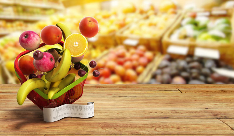 装满购物蓝的新鲜水果和小票