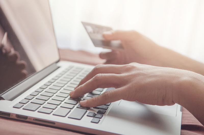 使用笔记本电脑进行购物