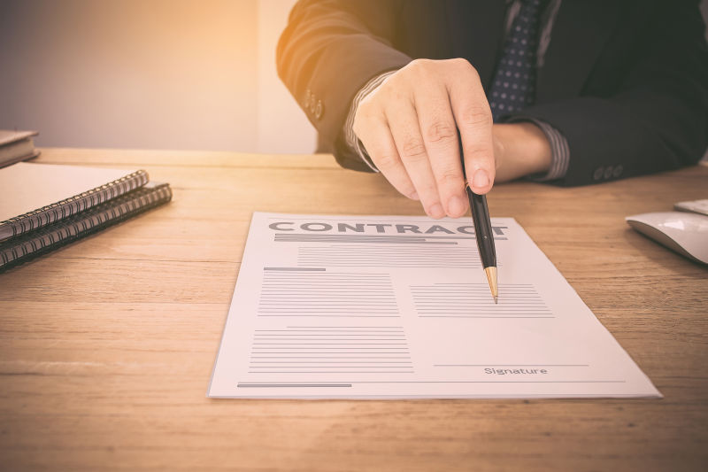 商人签订合同达成协议