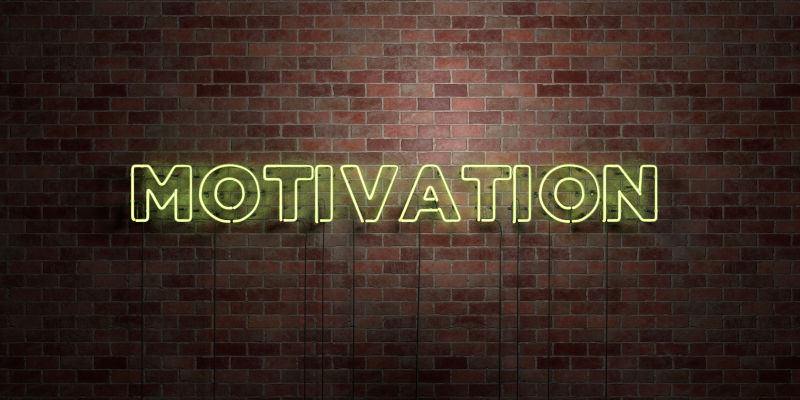 动机霓虹灯招牌在砖墙上