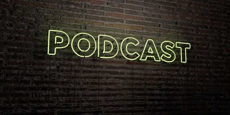 播客霓虹灯招牌在砖墙上