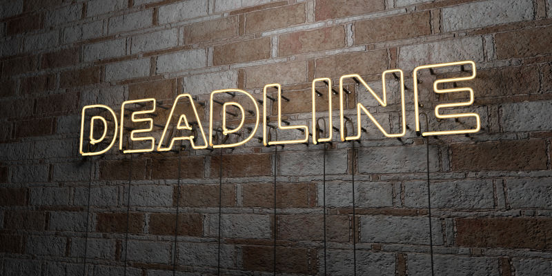 截止日期霓虹灯标志在石墙上