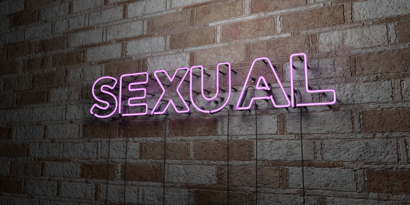 性感霓虹灯标志在石墙上