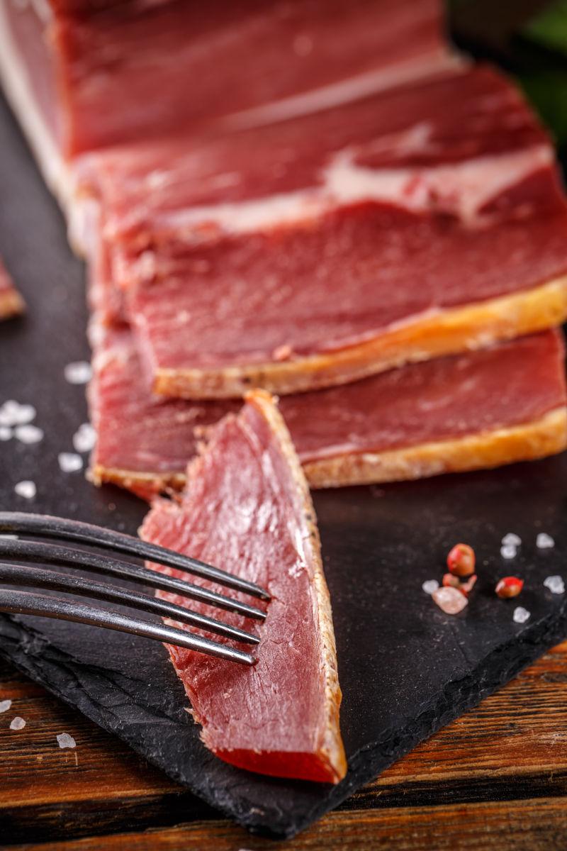 切片的烟熏猪肉