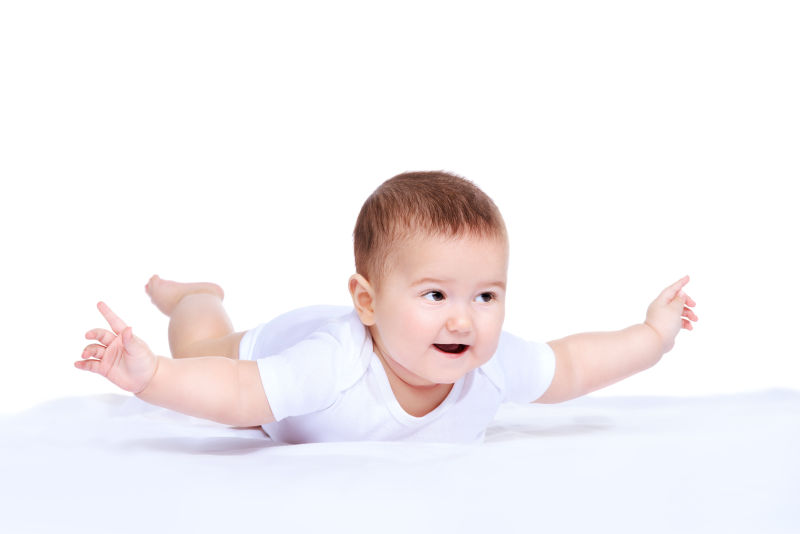 可爱的小宝宝躺在毯子上微笑着