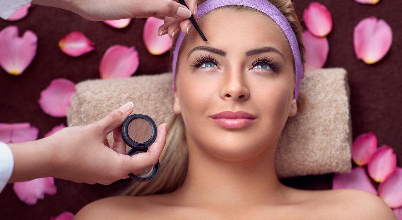 女人由化妆师进行专业画眉