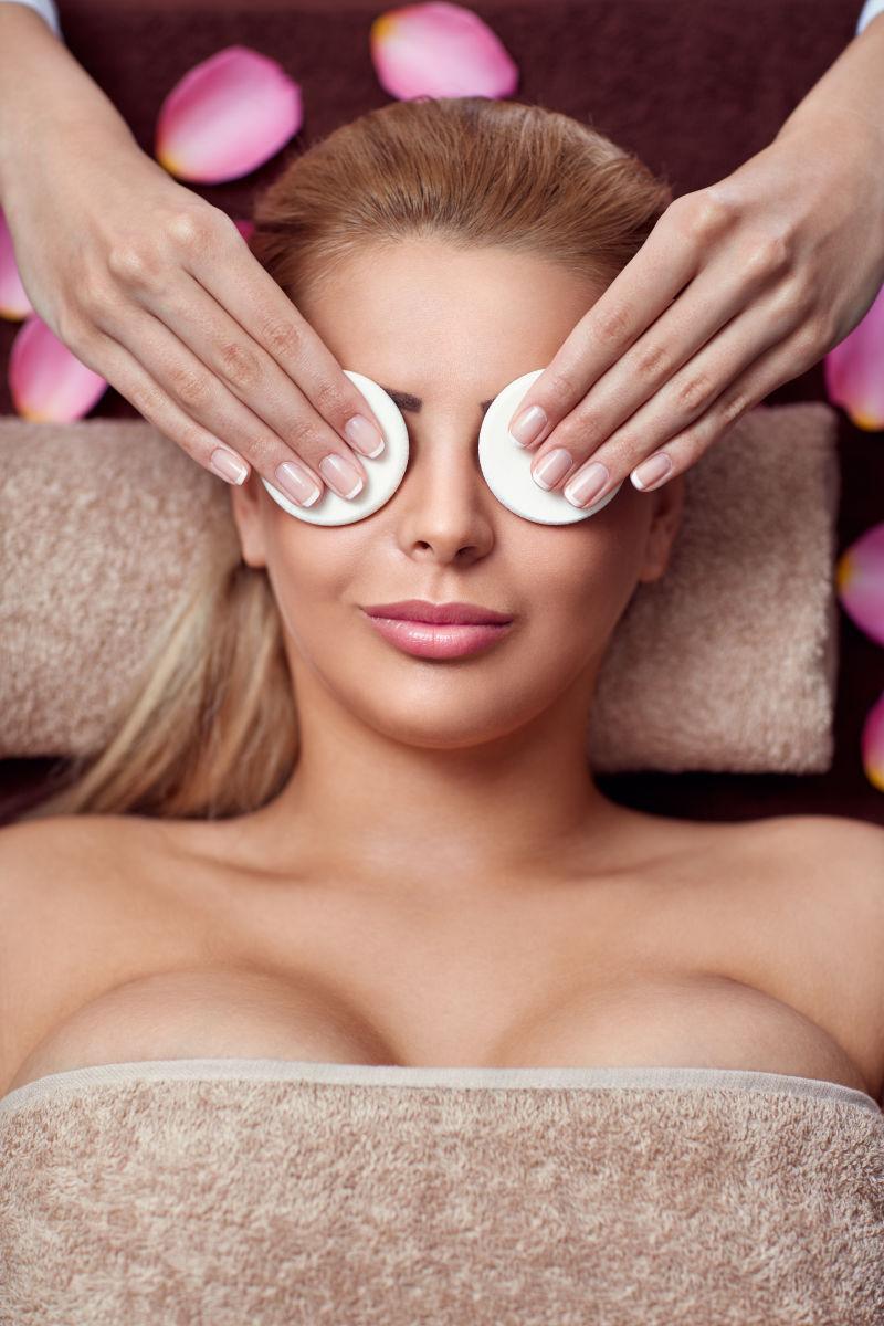 清洁面部皮肤的女人