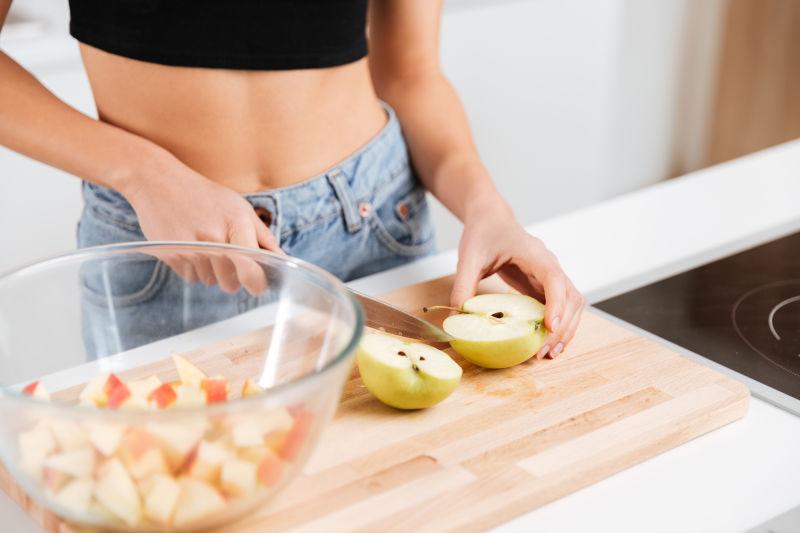裁剪苹果的女性形象