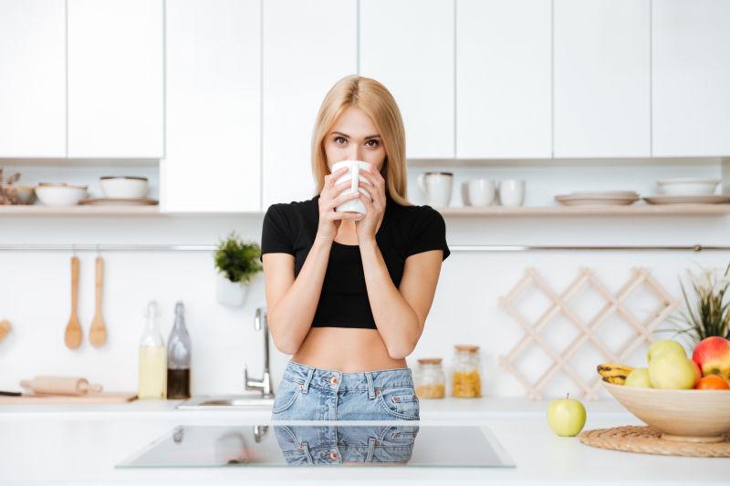 金发女人在厨房喝茶