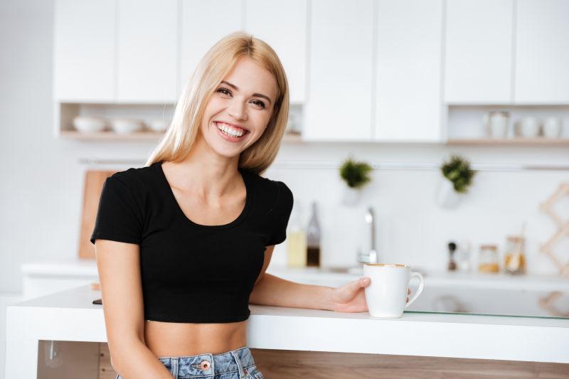 坐在厨房里的微笑女人