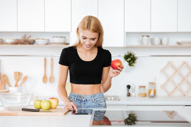 使用平板电脑的女人