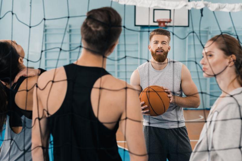 年轻的朋友们在一起玩球