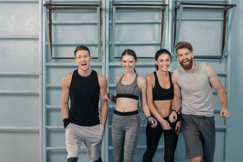 男女在健身房运动