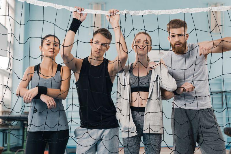 年轻人正把着运动网子