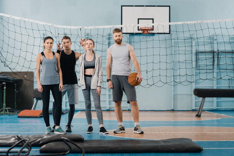 健身房篮球场上的年轻人在站着