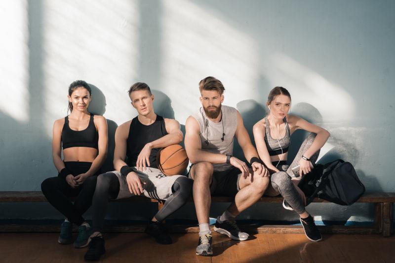 运动完的年轻人们在休息