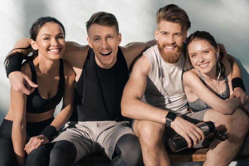 坐在一起开心微笑的年轻朋友们