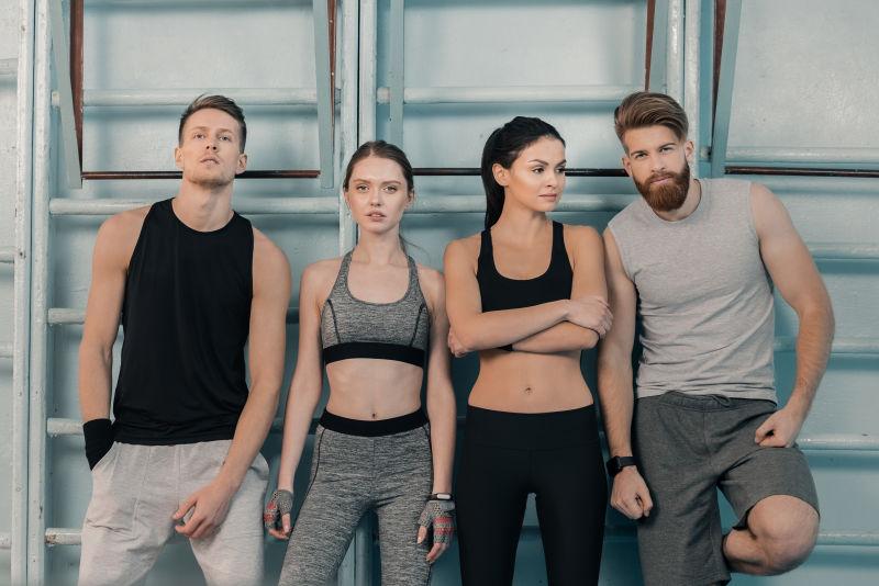 年轻的男女在健身房里