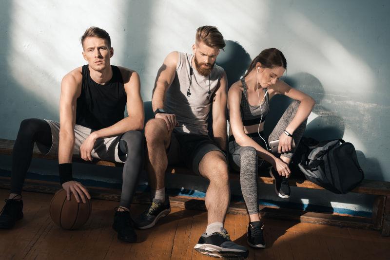 在长椅上休息的年轻人们