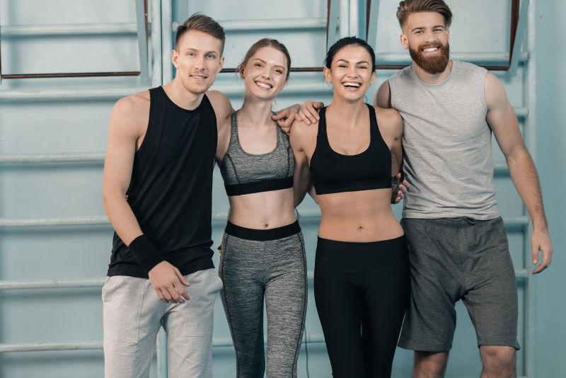 年轻的男女在健身房里开心的微笑