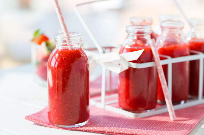 桌上的水果冰沙