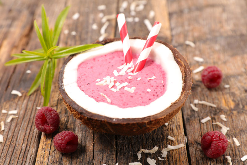 木板上的覆盆子冰沙