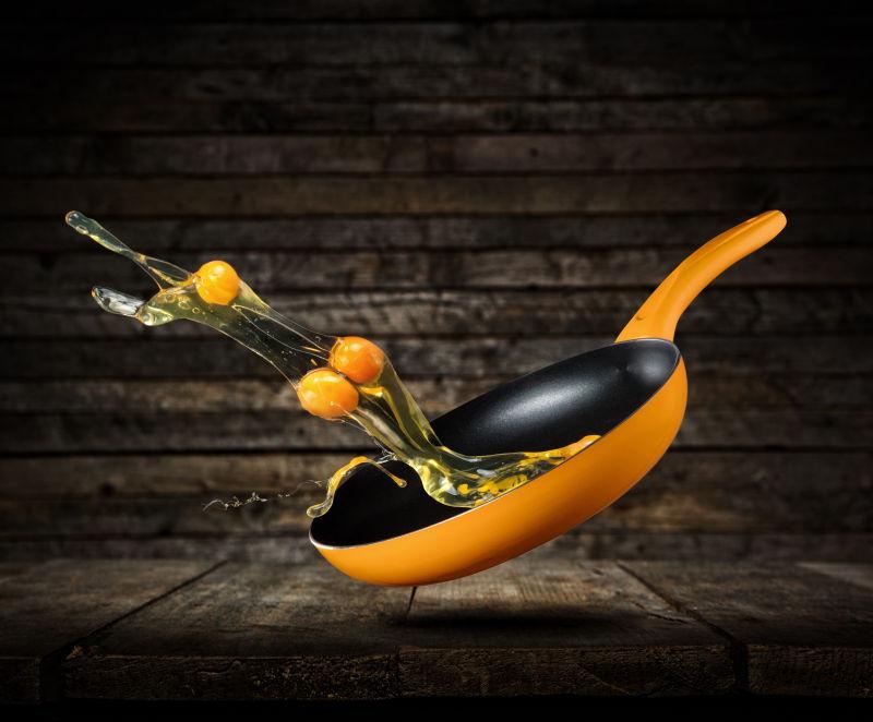 新鲜的鸡蛋飞入平底锅里