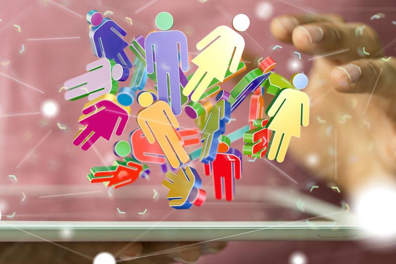 粉色背景下的男人手指尖的人形纸片