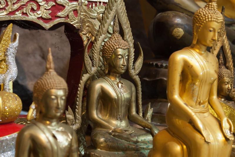金色佛像在铜色佛像前
