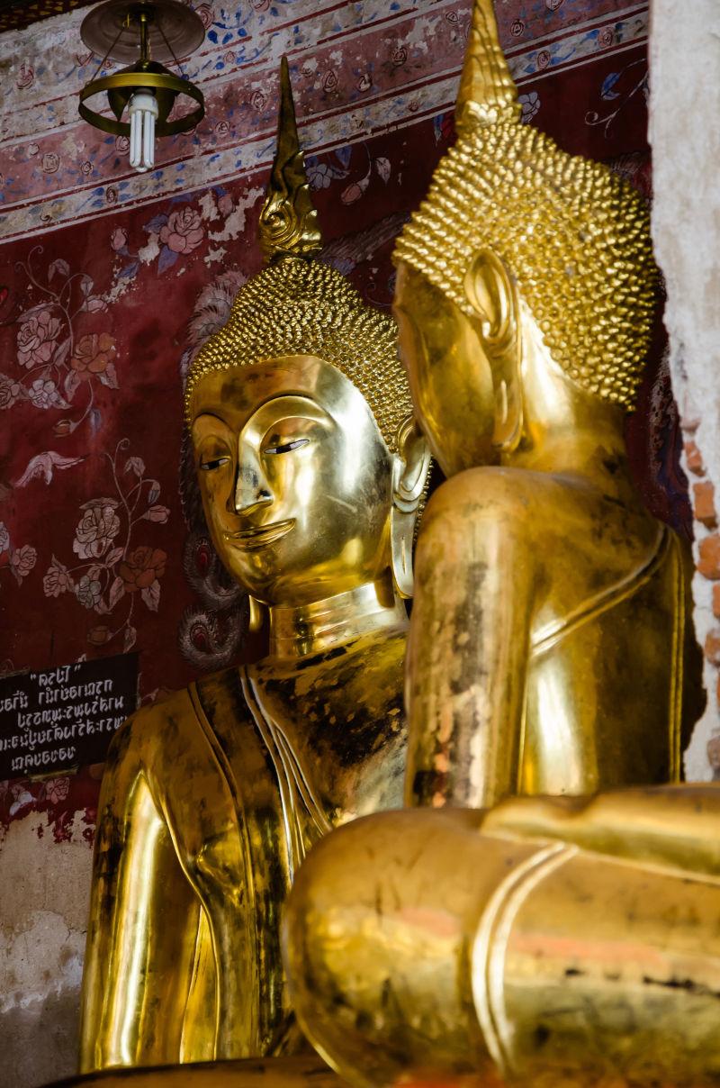 两尊佛教金色佛像