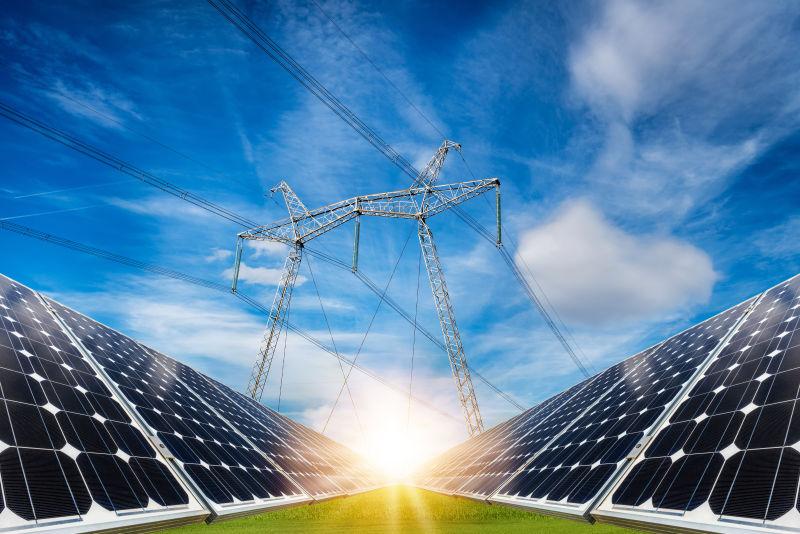 高压电塔下的太阳能电池板