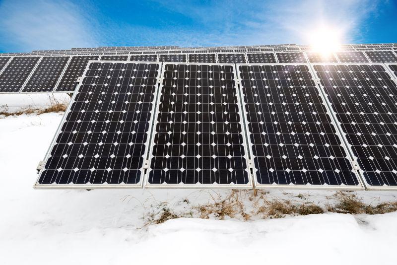 雪地上的太阳能电池板