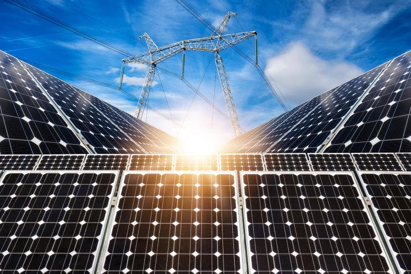 阳光下的黑色太阳能电池板