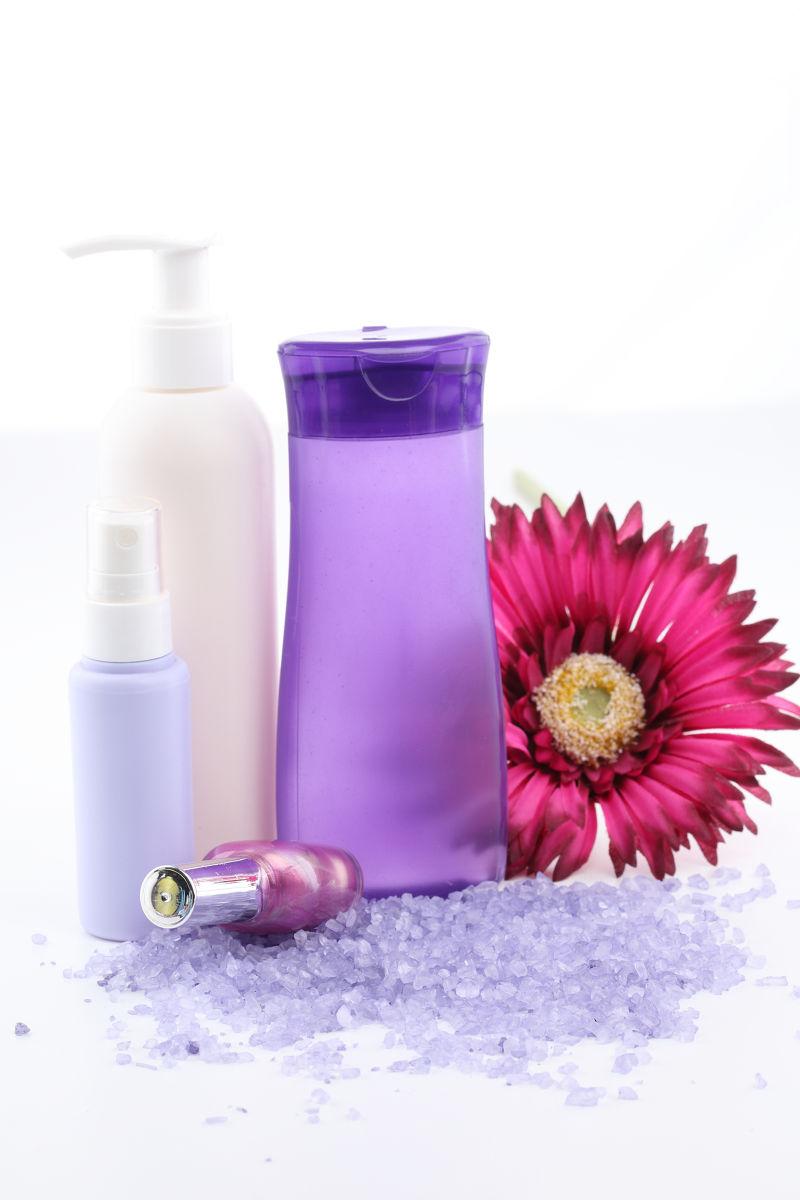 SPA专用的护肤品和花瓣