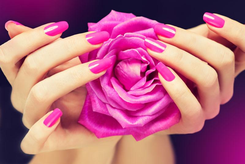 美丽的手指捧着玫瑰