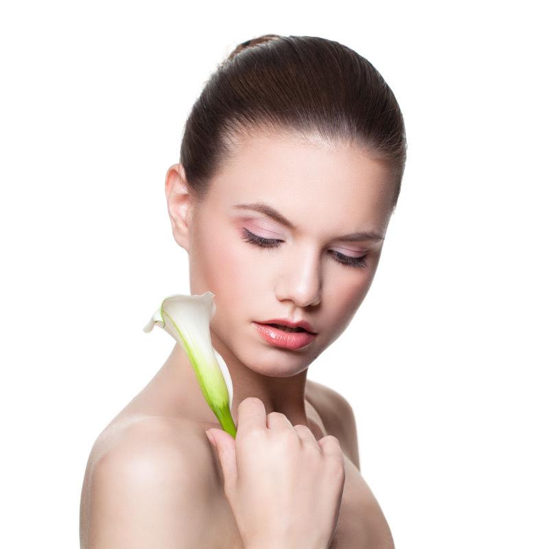 白色背景上的美女与百合花