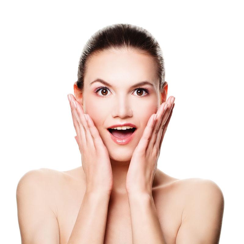 白色背景上惊讶的女人