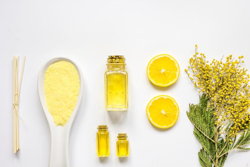 黄色SPA套装有芳香油和沐浴盐白色桌面上