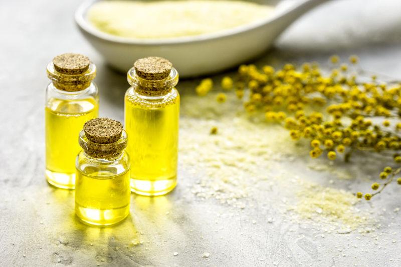 灰色背景下的天然温泉浴盐和有机芳香油