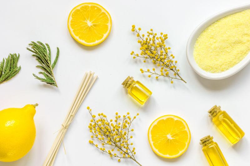 天然海盐与自制SPA和有机芳香油在白色背景上