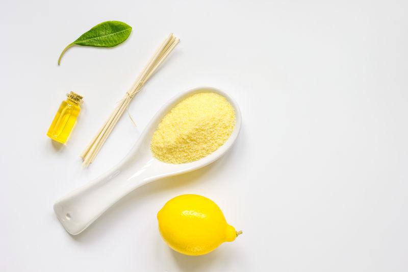 白色桌上的柠檬精油与浴盐