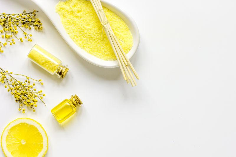 白色背景上的浴用香薰油和浴盐柠檬