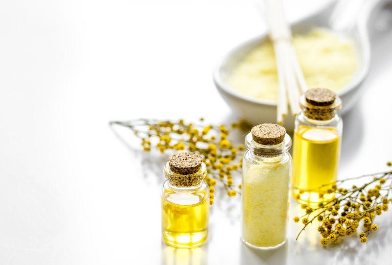 白色背景上有机油和海盐进行SPA