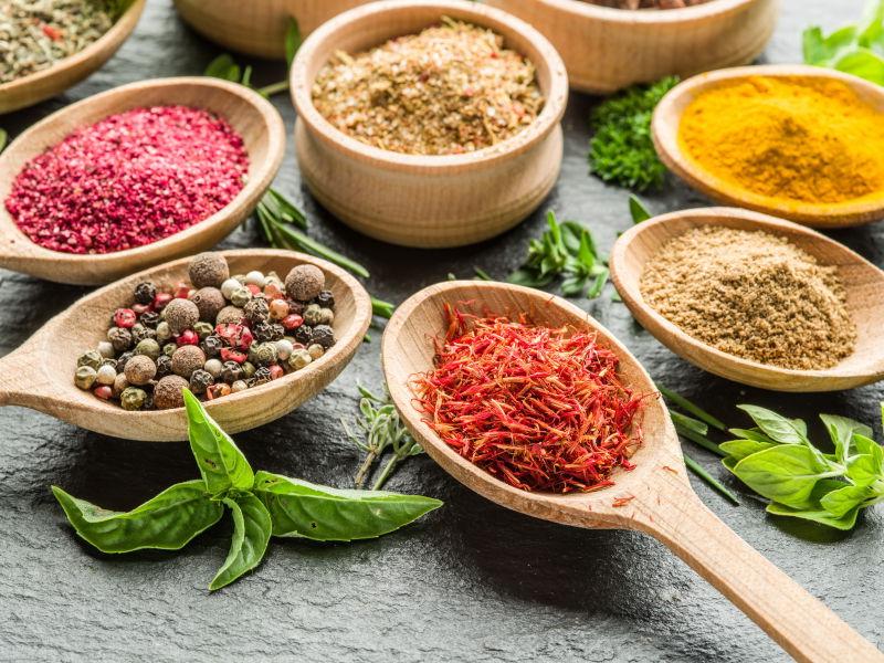 木勺里的各色香料