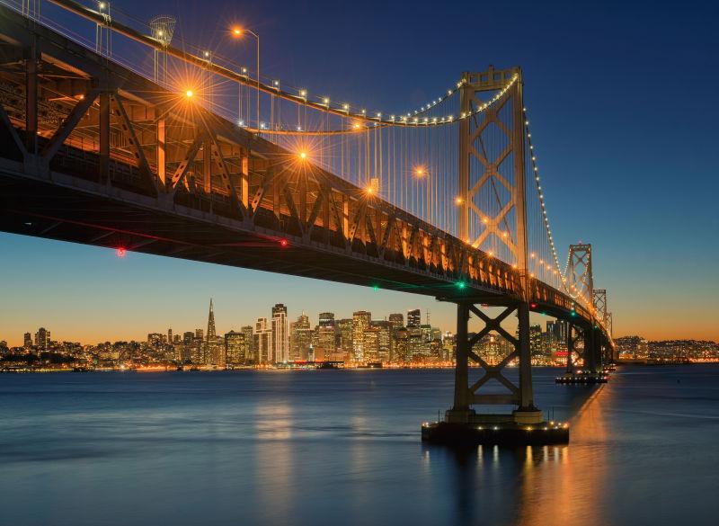 旧金山金门大桥闪烁着美丽的灯光